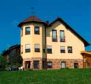 Oberwese Ferienhaus Ferienhof Odach F WWWW Unsere Ferienhäuser iegen auf einem Hochpateau über der Burg Pfaz-Grafenstein.