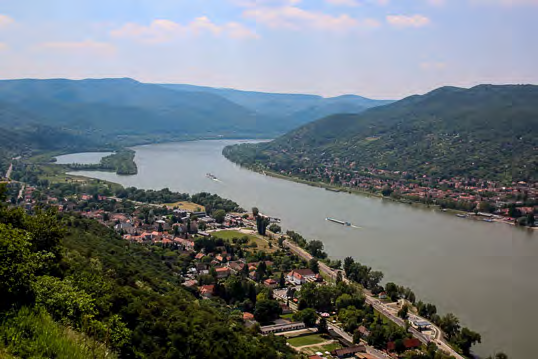 Esztergom ist die älteste Stadt Ungarns und war bis 1241 Ungarns Hauptstadt. Sie liegt etwas westlich der Stelle, an der die Donau in nahezu rechtem Winkel von West nach Süd ihre Richtung ändert.