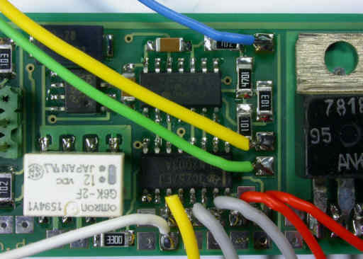 Hier wurde 1 Kabel (GELB) für die schaltbare Beleuchtungsfunktion und je 2 Kabel für die Gleissperrsignale (GRAU und ROT) angelötet.