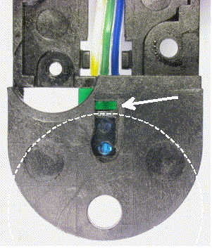 9 von 17 10.11.2013 17:23 Durchblick von unten: Der CNY70 lugt mit seinen beiden Dioden durch das Loch der alten Hebelkonstruktion.