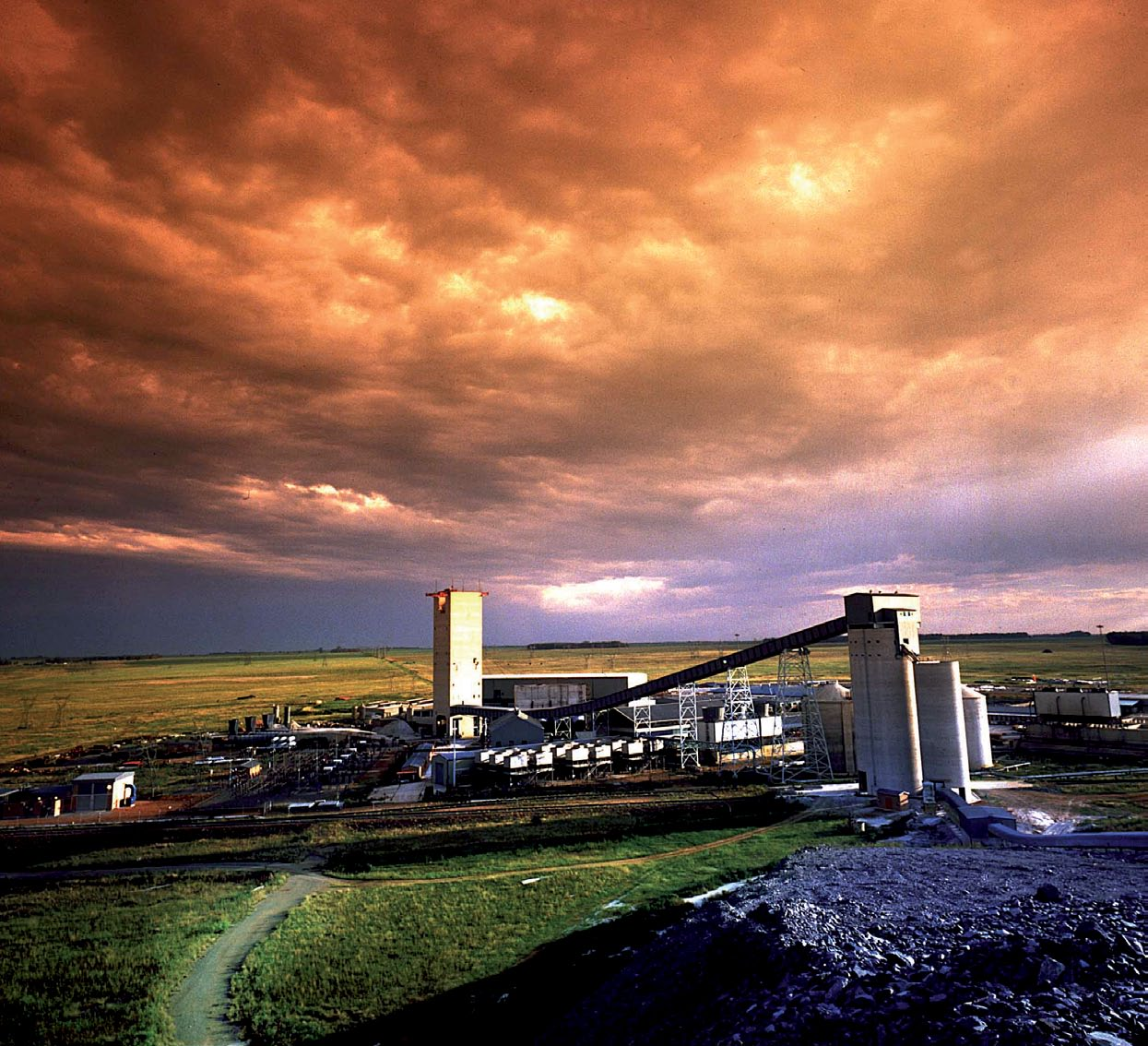 Moab Khotsong Mine, 240 km südwestlich von Johannesburg, Quelle: AngloGold Ashanti Beide Vorgänge werden energiesparend mit geringer Pumpenergie nach dem Prinzip der Kommunizierenden Röhren