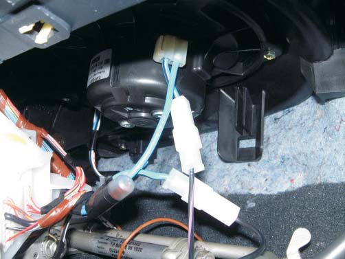 2 Installation Blower control in vehicles fitted with a manual air conditioning system (see Figure 8) Run the blower control cable section in the instrument panel to the blower motor.