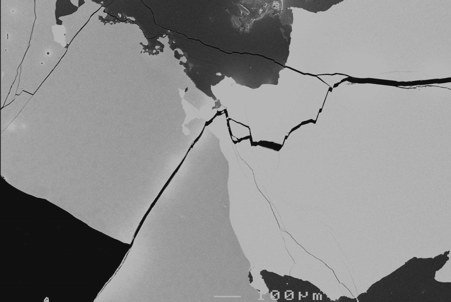 96 Abbildung 46: REM-Foto: Sphalerit (hellgrau) und Pyrit (grau) in Karbonatmatrix (dunkelgrau); Karbonat und Erzminerale sind gemeinsam tektonisch zerbrochen (fortlaufende Risse); Vergr. 70 x. 4.3.2.