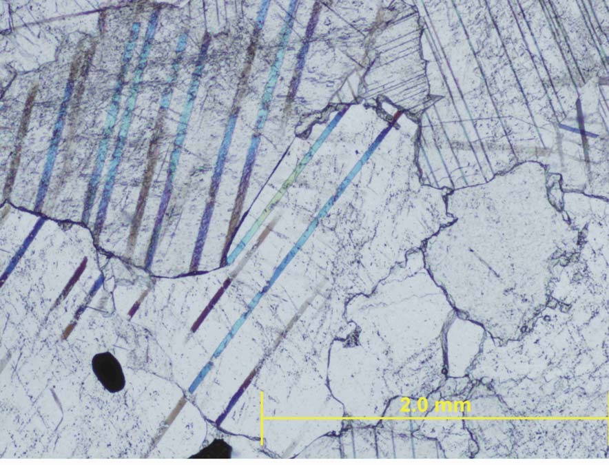69 Abbildung 27: Marmor von Lichtenau: Karbonat mit gegenseitiger Kornverzahnung und Zwillingslamellen; im linken unteren Quadranten befindet sich ein idiomorpher Pyritkristall (schwarz) und ein