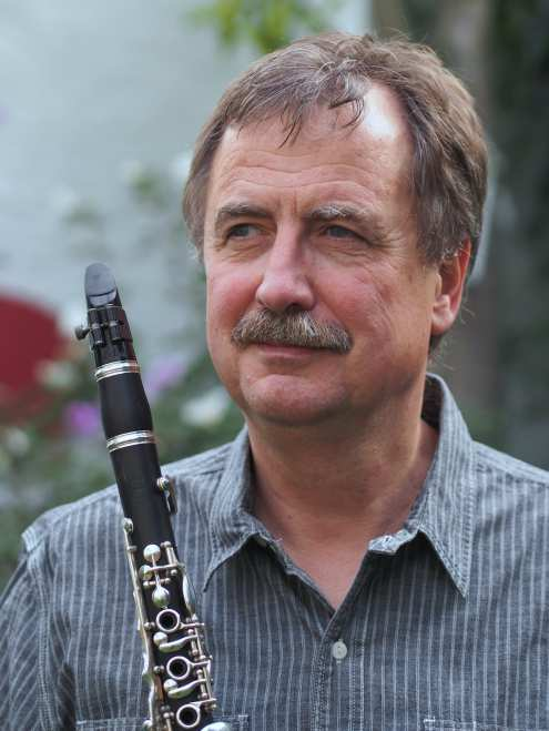 Peter Schmidt, Klarinette / Saxophon Peter Schmidt studierte Klarinette bei Prof. Hans Pfeifer an der Musikhochschule Mannheim-Heidelberg bis zur künstlerischen Reifeprüfung.