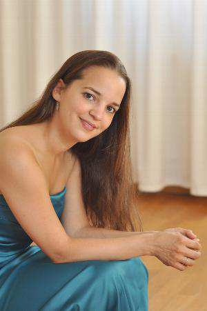Tabea Schmidt, Gesang Tabea Schmidt wurde in Heilbronn geboren und bekam mit 5 Jahren Cello-Unterricht.