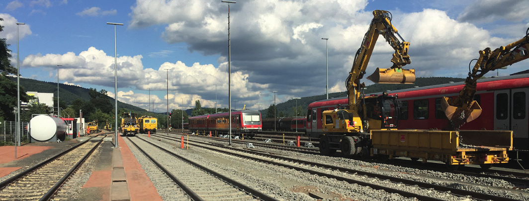 Foto: Westfrankenbahn Beeindruckend, laut, effektiv: Kolosse der Schiene Bei Gleisbauarbeiten kommt schweres Gerät zum Einsatz.