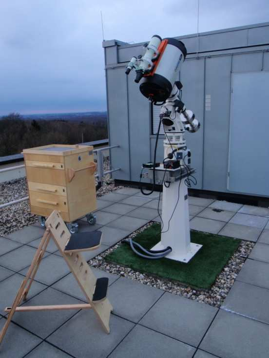 ein Beobachtungsraum mit einem großen Teleskop auf einer schweren Zeiss-Montierung, die ehemals an der Universitätssternwarte Bochum zum Einsatz gekommen ist und in komplett überarbeiteter Form nun