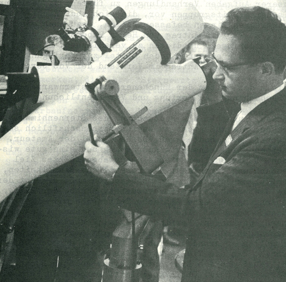 Abb. 10: Der bekannte Sternfreund G.D. Roth im Jahre 1965 an einem Schaer-Refraktor 125/2300mm der Firma Wachter auf der Volkssternwarte München.