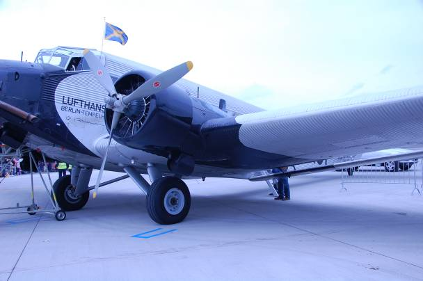 00 Herbst, (Mathematik) Aufgabenvorschlag B Kurvenuntersuchung /40 Die Tragflächen des berühmten Flugzeuges Junkers Ju-5 können an der Nahtstelle zum Flugzeugrumpf mithilfe der Funktionen f und g mit