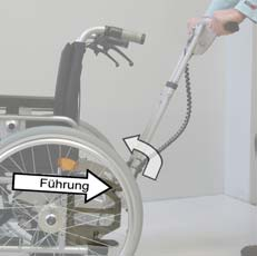 Betätigen Sie am Rollstuhl die Feststellbremsen. Schalten Sie die Antriebseinheit der Schiebehilfe aus und entriegeln Sie in den Schiebebetrieb.