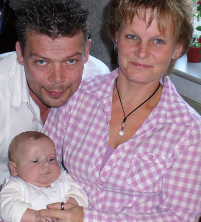 Herzstifterin und Herzstifter werden Die Eltern des kleinen Leon schließen ihr Bonner Herzkind glücklich in den Arm. Wie können Sie die Stiftung Kinderherzzentrum Bonn unterstützen?