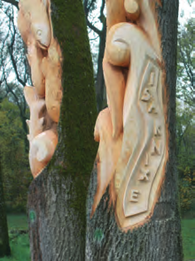 Anwohner haben die Holzfigur als neue Nachbarin angenommen und ihr sodann den Namen Isarnixe gegeben.
