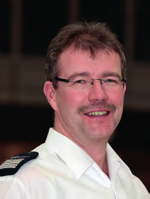Thomas Barke ist seit zehn Jahren Leiter der Flughafenfeuerwehr Hamburg. Außerdem ist er stellvertr. Brandschutzbeauftragter sowie stellvertr. Bergebeauftragter und Strahlenschutzbeauftragter.