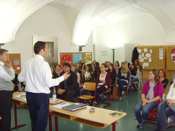 5 von 9 14.12.2012 19:24 Auch in der Mädchenrealschule Waldsassen war ich zusammen mit meinem Landtagskollegen Tobias Reiß. Mit den Schülerinnen der 10.