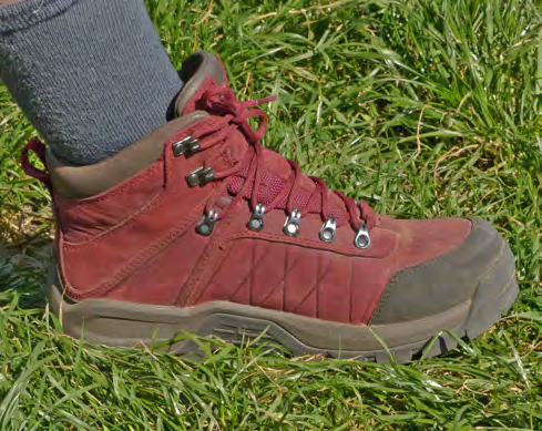 Der empfindliche Zehenbereich des insgesamt eher schmal geschnittenen Schuhs ist durch einen robusten Gummirand geschützt.