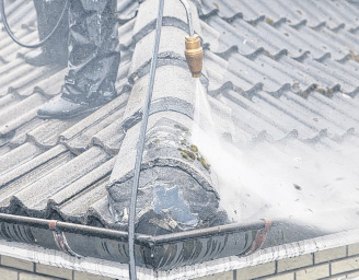 Eine neue Beschichtung kann Abhilfe schaffen. Nutzen Sie die Möglichkeit für eine kostenlose Dachanalyse von Bautenschutz Bogumil.