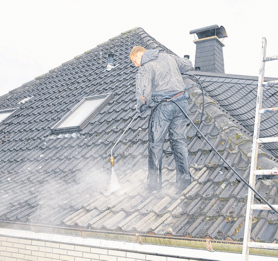 Dies kann über einen längeren Zeitraum zu Undichtigkeiten und Frostschäden führen. Eine fachgerechte Reinigung der Dachflächen mit anschließender Beschichtung schafft hier Abhilfe.