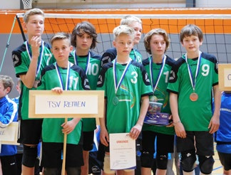 tsv2 I U14 Große Erfolge für die U14 vom TSV 2 - unsere heutigen Einlaufkinder Nach der gewonnenen Regionsmeisterschaft Hannover und dem Vizetitel bei den Bezirksmeisterschaften Hannover hatten sich