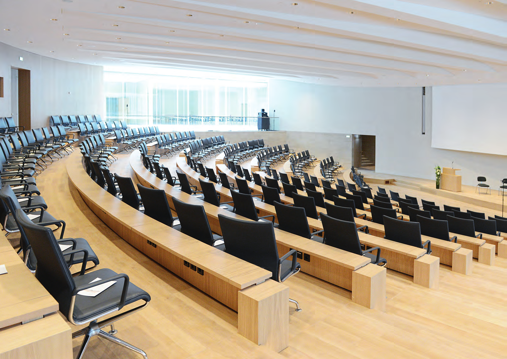Das Untergeschoss (UG): Auditorium, Seminarräume 5 & 6, Foyer Im UG befindet sich ein modernes Auditorium mit Platz für bis zu 300 Gäste.
