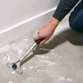 Säubern Sie den Untergrund mit einem neutralen Reinigungsmittel und beseitigen Sie Staub sowie Flecken von Fett, Wachs, Gips, Klebstoff, Farbe etc.