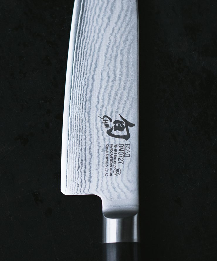 Die Shun Classic Klingen besitzen einen beidseitigen Schliff. Der Shun Classic Griff Der schlanke Griff aus langlebigem Pakkaholz ist in traditionell japanischer Kastanienform gehalten.