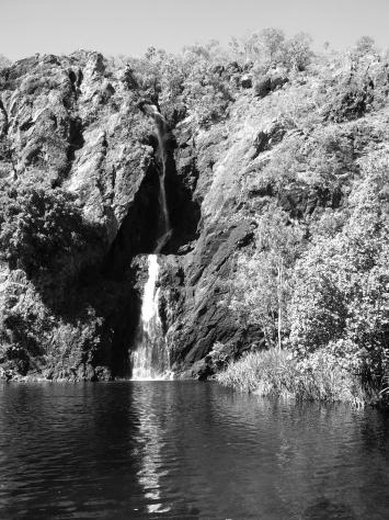 Bootsfahrt auf dem Yellow Water Lagoon, an dessen Ufer Vögel und Krokodile beobachtet werden können. Anschließend Fahrt zum Nourlangi Rock.