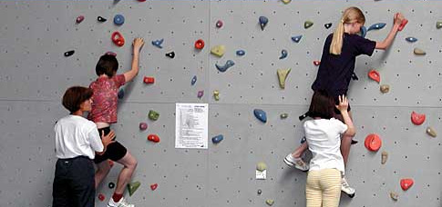 Personelle Voraussetzungen für den Versicherungsschutz beim Klettern tern in der Schule Qualifikation der Lehrkraft ist abhängig von: der Bauart der vorhandenen Klettereinrichtung (Boulder-, Toprope-