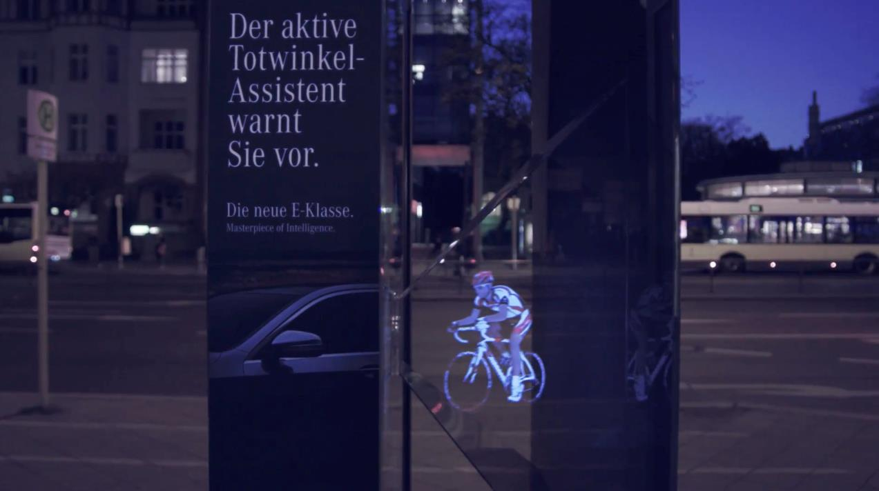 OUTDOOR & PROMOTION HOLOGRAFISCHER RADFAHRER DEMONSTRIERT TOTEN WINKEL Um die Fähigkeiten seiner Totwinkel-Assistent -Technologie zu demonstrieren, hat Mercedes eine digitale Werbetafel in Berlin mit