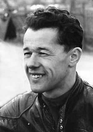 Luigi Taveri Ist einer der wenigen Gentleman und auf dem Boden gebliebenen Stars im Motorradrennsport. Am 19. September 1929 wurde Luigi geboren und ist 56 Jahre mit seiner Tilde verheiratet.