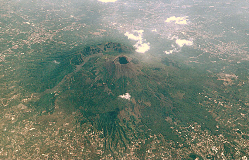 Prognosen von Vulkaneruptionen Vesuv aus 10'000 Metern Höhe: der Vulkan steht innerhalb der Agglomeration Neapel mit insgesamt gegen drei Millionen Einwohnern.