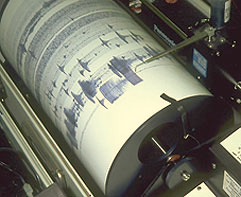 Bildmaterial A) Seismograph: Registriert Bodenerschütterungen.