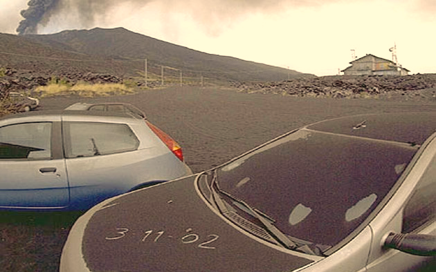 E) Kleinere Ausbrüche bei einem Vulkan fördern Asche.