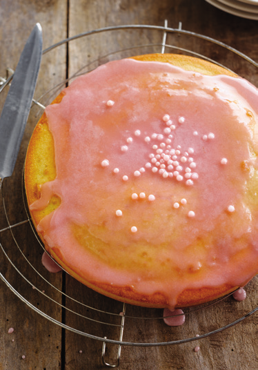 Mandelkuchen Pretty Pink Zutaten für 1 Kuchen 100 ml Alpro Mandeldrink Original 75 g Margarine 65 g Zucker 2 Eier 130 g Mehl ½ TL Backpulver ½ TL Natron (Backsoda) 1 TL Mandelextrakt Zutaten für den