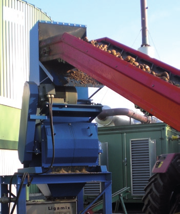 Bei Lagerung der Zuckerrübe als ganze Rübe im Schlauch oder im Fahrsilo wird eine Technik benötigt, mit der die Rüben täglich vor der Fütterung der Biogasanlage zerkleinert werden können.
