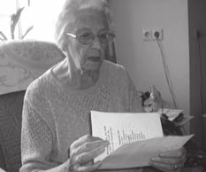 Aufmerksam liest Gerda die mitgebrachten nostalgischen Dokumente. Erinnerungen wurden wach.