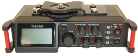 Kameraausgang und eingang, integrierte Stereomikrofone.
