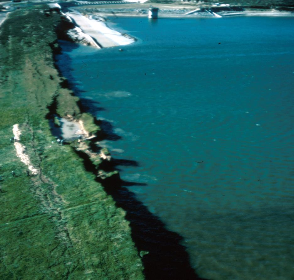 Erdbebenschäden. Schüttdämme San Fernando-Erdbeben 1971, M: 6.4 Dieser Damm wurde durch eine Gleitung der wasserseitigen Böschung nahezu vollkommen zerstört.