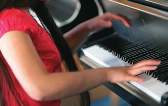Klávesové nástroje Vybavenie vynikajúcimi klavírmi a veľkorysé cvičebné možnosti tvoria ideálne predpoklady pre umelecký