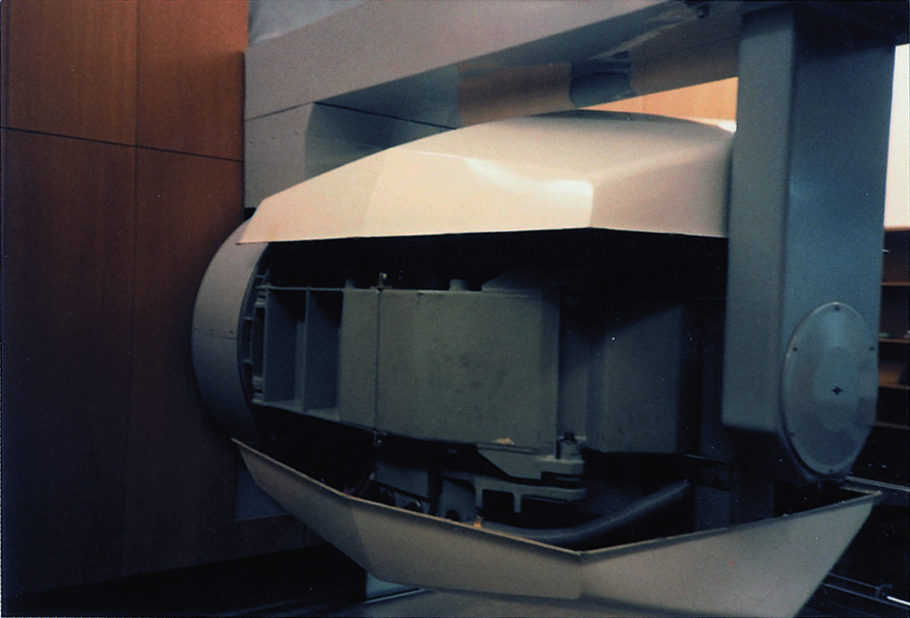 Zimmermann, Radioonkologie 3 Mit dem Bezug einer neu eingerichteten Klinik im Jahre 1979 wurden zusätzlich ein 45-MeV-Betatron der Firma Brown und Boveri (Abb.