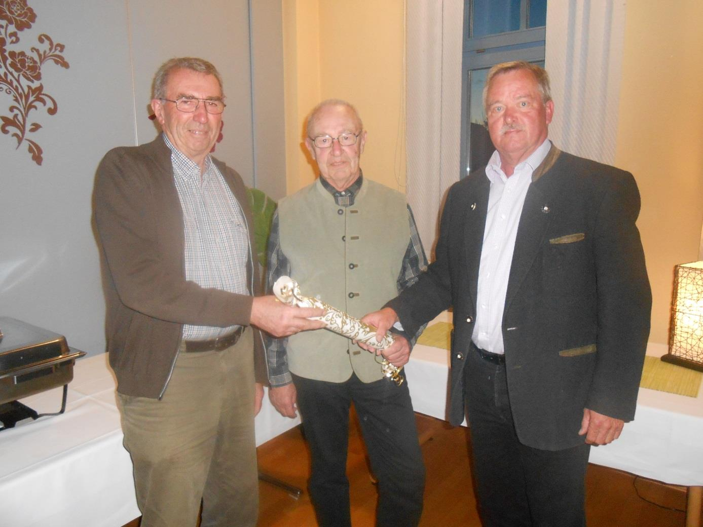 Jahreshauptversammlung der Jagdgenossenschaft Vierbach Auf der letzten Jahreshauptversammlung wurde der langjährige Kassenwart Horst Lieberum in den Ruhestand verabschiedet.