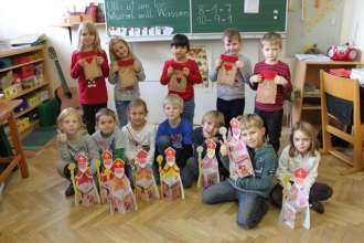 Mit Sorgfalt und Ausdauer nähten die Kinder im Werkunterricht aus rotem Filz wunderschöne Nikolausstiefel.