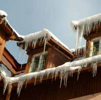 Massive Schneeanhäufungen lassen Dachkonstruktionen einstürzen und herabhängende Eisformationen erzeugen gefährliche Situationen für