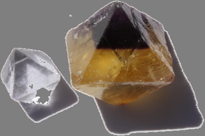 Bedeutet deutlicher formuliert, dass geometrische, physikalische und topochemische (2) Eigenschaften bei Mineralien richtungsabhängig sind.