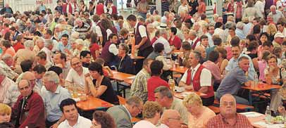 REGION SINGEN Mi., Seite 9 Festival der Bläsermusik Worblingen feiert vier Tage lang Das 1600 Plätze bietende Festzelt wurde zum Herzstück des Worblinger Musikvereins-Jubiläums.