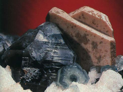 Die Mineralgruppe der Feldspäte (Kalifeldspat und Plagioklas) tritt in der Erdkruste mit