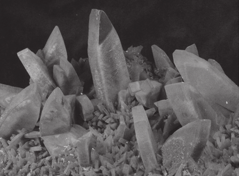 2.2 Kristallgeometrie und Kristallmorphologie 121 2.1 Formen von Mineralen: O: Baryt- Kristalle von der Grube Clara bei Wolfah, Shwarzwald, BB: a.