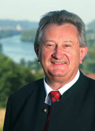 Franz Meyer ist seit 2008 Landrat des Landkreises Passau. Beim Bayerischen Landkreistag wirkt er u. a.