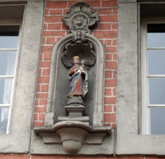 13 an der Clemens-August-Straße er halten, das sogenannte Wasserträgerhaus.