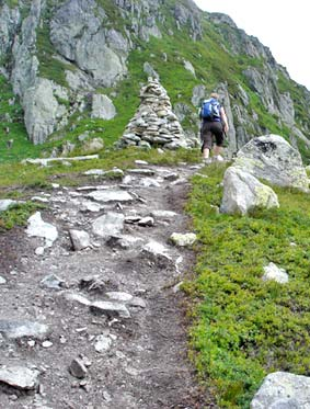 Gebirgspass in den Glarner Alpen. Auf einer Höhe von 2'347 m ü. M. verbindet er die Orte Amsteg im Kanton Uri und Sedrun im Kanton Graubünden.